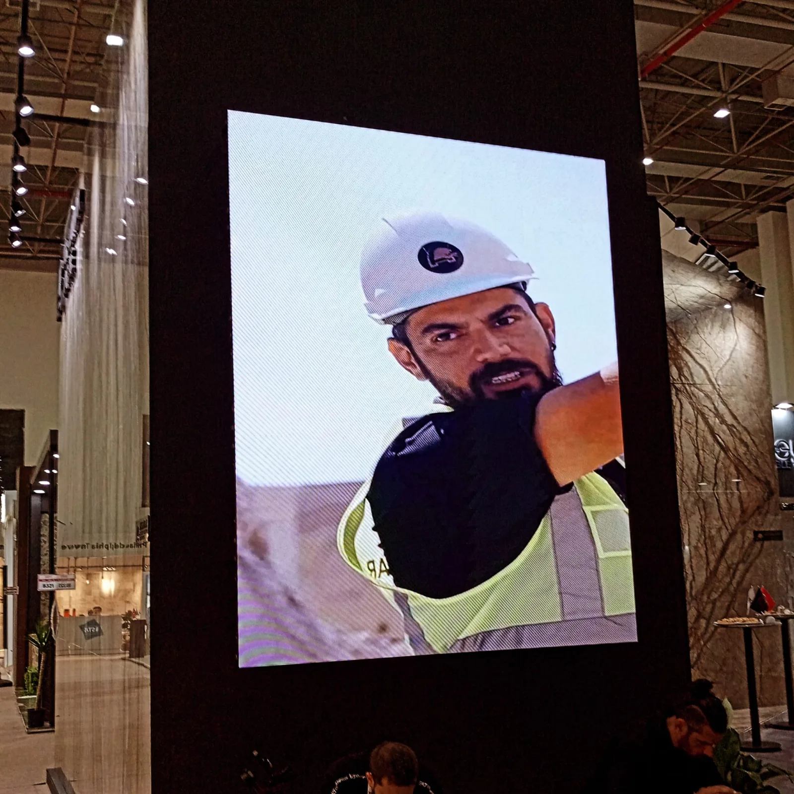 Poster LED ekran fuar standı kurulum örneği